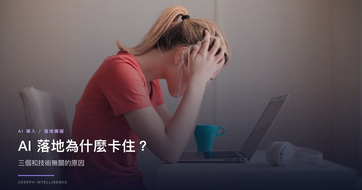 穿紅衣的女性看著筆電